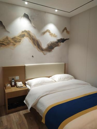Postel nebo postele na pokoji v ubytování Longxiang intelligent Hotel
