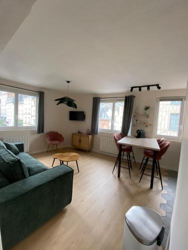 un salon avec un canapé et une table dans l'établissement Juvanedi, à Rouen
