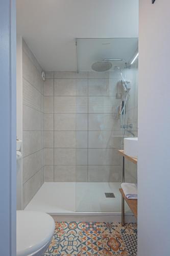 une salle de bain avec une douche avec des toilettes et un lavabo dans l'établissement Hôtel Belvédère Mougins, à Mougins