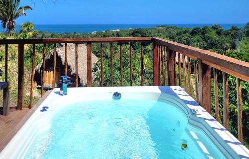 ein Whirlpool auf der Terrasse eines Hauses in der Unterkunft Cabaña vista al mar y jacuzzi privado in Los Naranjos