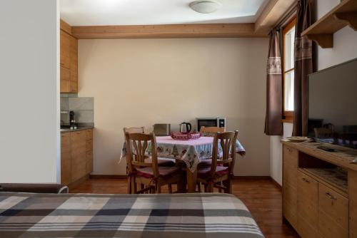a kitchen and dining room with a table and chairs at Appartamento Zepp in Bormio