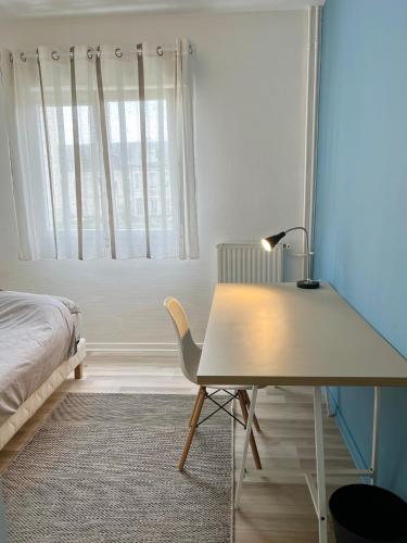 - une chambre avec un bureau, un lit et une fenêtre dans l'établissement Prométhée - Chambre colocation - Hypercentre Mans, au Mans