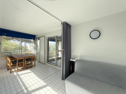 une chambre avec un lit et une table avec un plateau dans l'établissement Sol-y-Days Arc en ciel, appartement moderne proche plages, à La Grande Motte