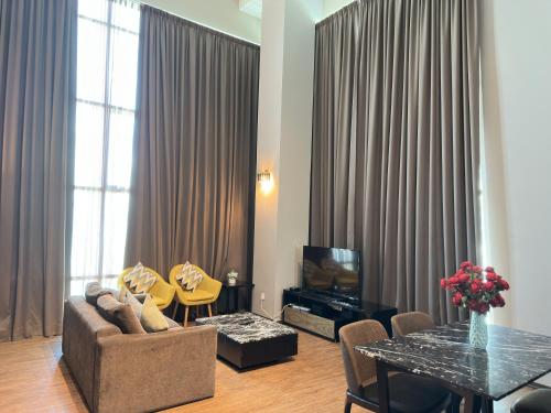 Χώρος καθιστικού στο Stunning Seaview Duplex George Town Maritime Suites