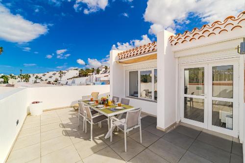 3 bedrooms apartment in Island Village pool view