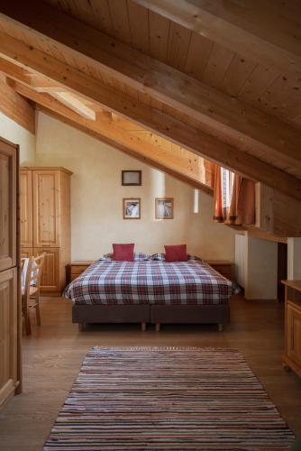 a bedroom with a bed with red pillows at Chalet Stelle Di Neve in Bormio