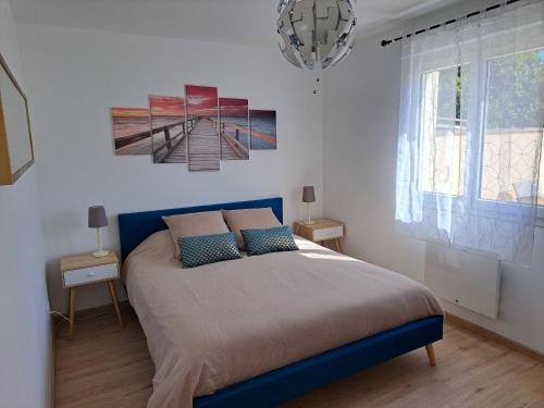 - une chambre avec un lit, 2 tables et une fenêtre dans l'établissement A la source, à Saint-Médard-de-Guizières