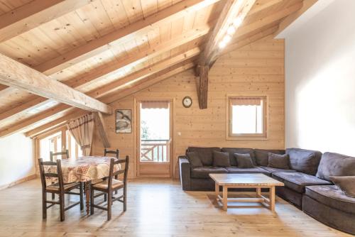 un salon avec un canapé et une table dans l'établissement Les Laouchets - Chalet 8 pers, à Sixt-Fer-à-Cheval