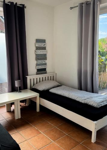 two beds sitting in a room with a window at Haus 6-12P - 6Zi - Aurora Hamburg in Wenzendorf