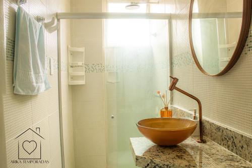La salle de bains est pourvue d'un lavabo et d'une douche. dans l'établissement Apt Mobiliado Próximo à Orla de Atalaia, à Aracaju