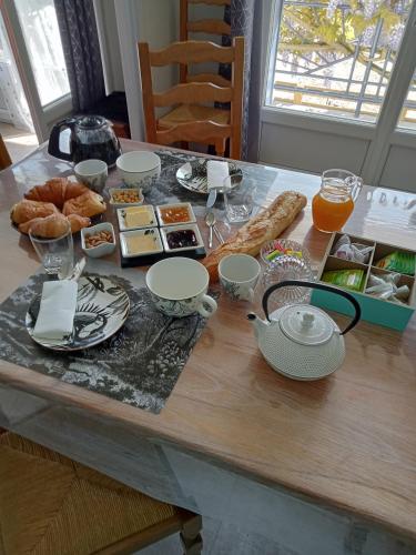 Une table avec un paquet de nourriture. dans l'établissement Le jardin d'Orion, à Verdun-sur-Meuse