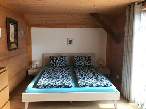 una camera da letto con un letto grande in una stanza di bundb-wyssen-matten a Matten