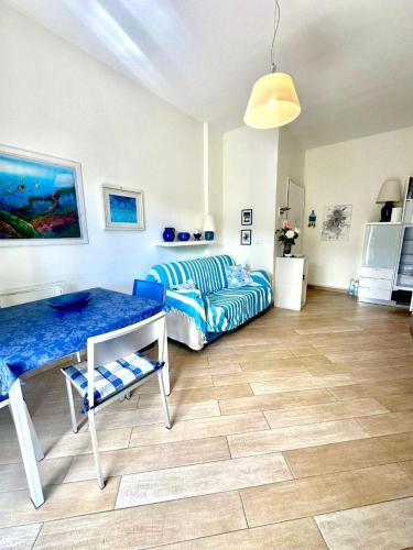 a living room with a bed and a table at La casa del mare in Marina dʼAndora