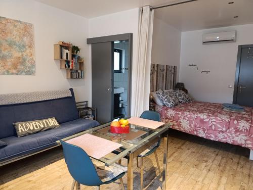 Casal da CarreiraにあるGîte CANTO AZULのソファとテーブルのあるリビングルーム