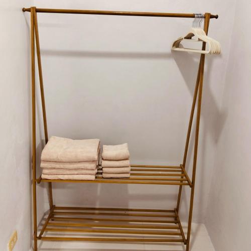 Sampongdebzyph lovely home的浴室内带毛巾的毛巾架