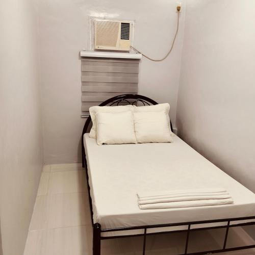 Sampongdebzyph lovely home的小房间设有一张床和空调