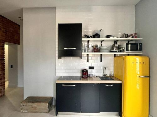 - une cuisine avec un réfrigérateur jaune dans la chambre dans l'établissement Splendide Nice Centre Clim, à Nice