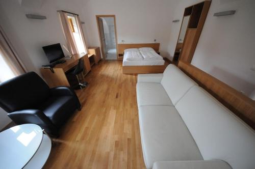 Televízia a/alebo spoločenská miestnosť v ubytovaní Gizella Hotel and Restaurant