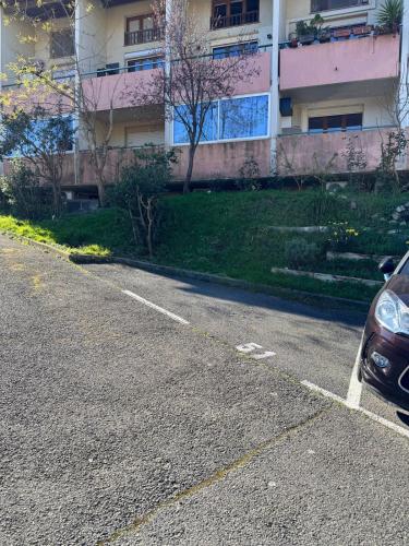 une voiture garée sur un parking devant un immeuble dans l'établissement Studio au calme - Villeneuve Loubet, à Villeneuve-Loubet