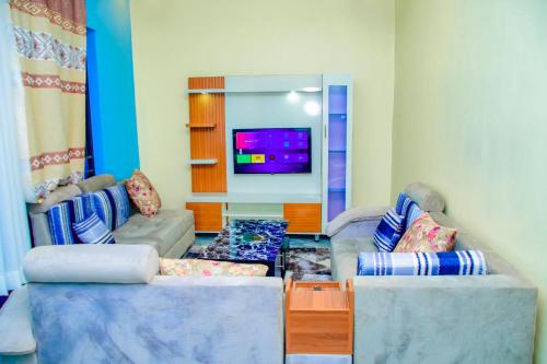 Μια τηλεόραση ή/και κέντρο ψυχαγωγίας στο KWETU AIRPORT Residences&Suites