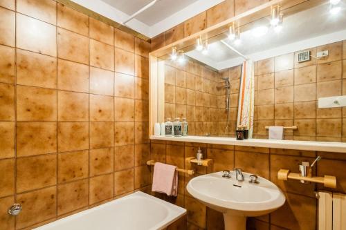 Elegant and Cozy Apartment in the Heart of Cervinia photo 3