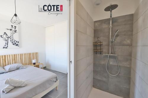a bathroom with a shower and a bed in a room at Villa Concept in Ensuès-la-Redonne