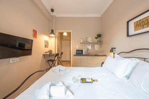Elegant Hermes Suite in Athens, by Acropolin