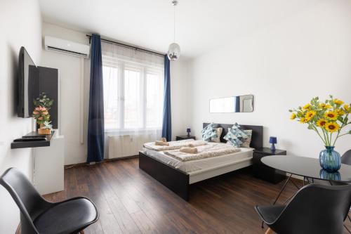 sypialnia z łóżkiem, stołem i krzesłami w obiekcie Adorable and Charming 2BR in City Center, Astoria w Budapeszcie