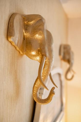 a brass elephant head hanging on a wall at encantador apto en la playa in Comarruga