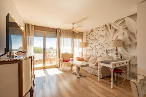 a living room with a couch and a table at encantador apto en la playa in Comarruga