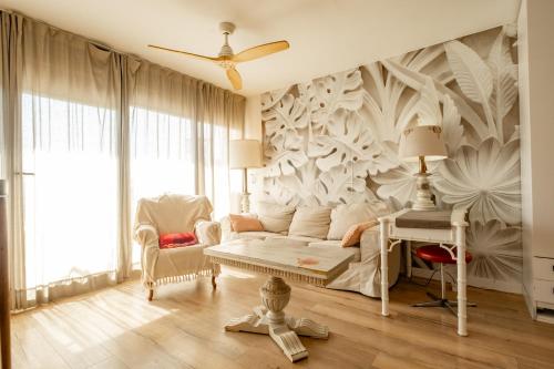 a living room with a couch and a table at encantador apto en la playa in Comarruga