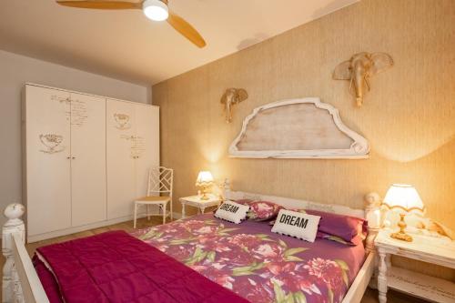 a bedroom with a bed with a sign on it at encantador apto en la playa in Comarruga