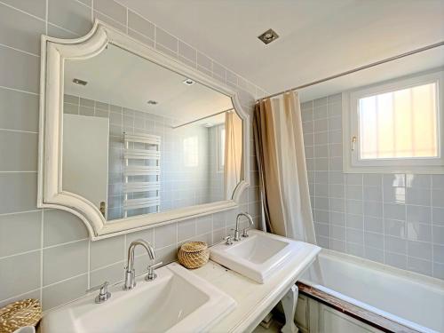 une salle de bain avec deux lavabos et un miroir dans l'établissement IRIS APARTMENT backCroisette, à Cannes