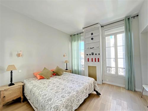 une chambre blanche avec un lit et une fenêtre dans l'établissement IRIS APARTMENT backCroisette, à Cannes