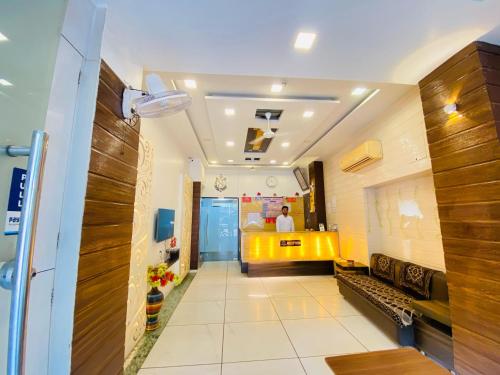 Kuchyň nebo kuchyňský kout v ubytování Hotel Jasmine Paldi Ahmedabad