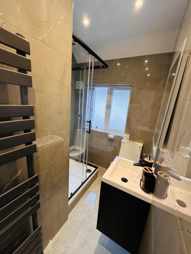 Bilik mandi di -R2- Newly Renovated Private Room with own Kitchenette in a shared house in Birmingham B29