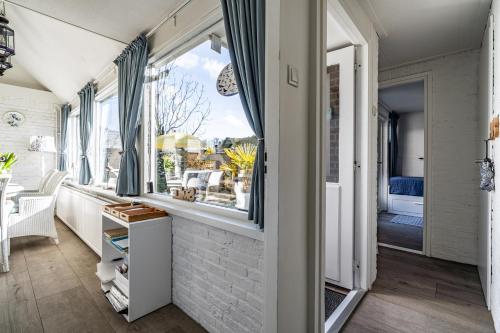 a home office with a view of the patio at Huisje Bloemenzee in Noordwijkerhout