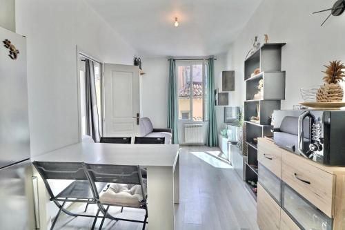- une cuisine avec un comptoir et une chaise dans la chambre dans l'établissement Central, fully equipped, enjoy!, à La Ciotat