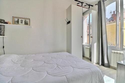 - une chambre blanche avec un grand lit blanc dans l'établissement Central, fully equipped, enjoy!, à La Ciotat