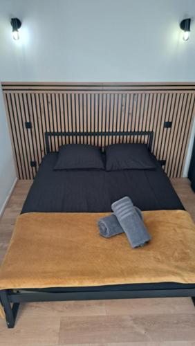 un lit avec deux serviettes bleues dessus dans l'établissement Nice studio near Disneyland and Paris with Parking, à Bussy-Saint-Georges