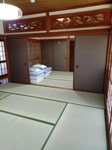 an empty room with two beds in it at itoshima 個性的な日本家屋 in Itoshima