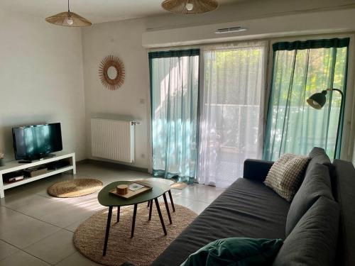 Televisyen dan/atau pusat hiburan di La Pessacaise conviviale Nice friendly apartment with Terrace Pessac Bordeaux