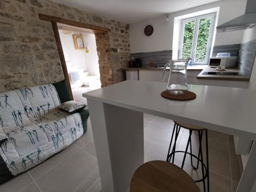 une cuisine avec un comptoir avec un vase en verre dessus dans l'établissement Ty Chouchen, à Saint-Évarzec