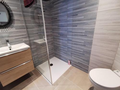 une salle de bain avec une douche avec des toilettes et un lavabo dans l'établissement Ty Chouchen, à Saint-Évarzec