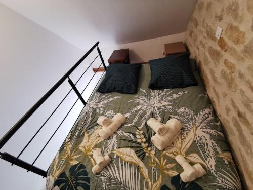 - une chambre avec un lit doté d'un couvre-lit avec des palmiers dans l'établissement Ty Chouchen, à Saint-Évarzec