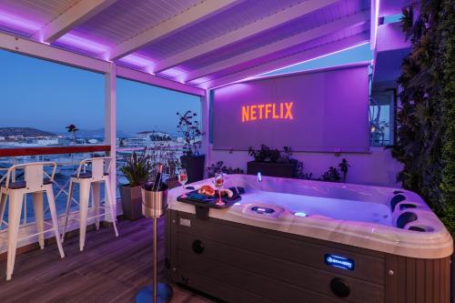 Balkón nebo terasa v ubytování Central penthouse studio with Jacuzzi in Varkiza
