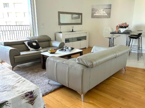 un salon avec un canapé et une table dans l'établissement L'appartement des Batignolles, à Paris