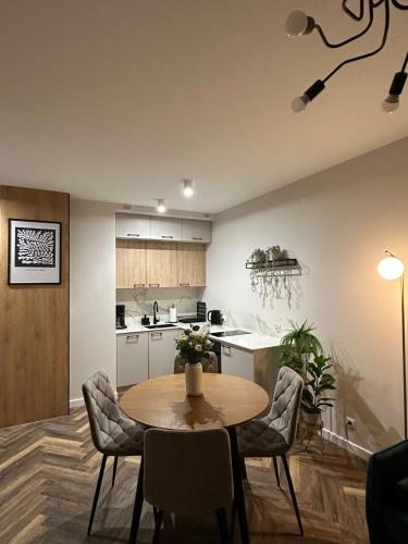 Η κουζίνα ή μικρή κουζίνα στο Apartament GB przy PCK 5 z bezpłatnym parkingiem by Gingerbread Apartments