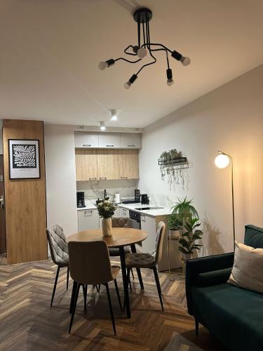 Η κουζίνα ή μικρή κουζίνα στο Apartament GB przy PCK 5 z bezpłatnym parkingiem by Gingerbread Apartments