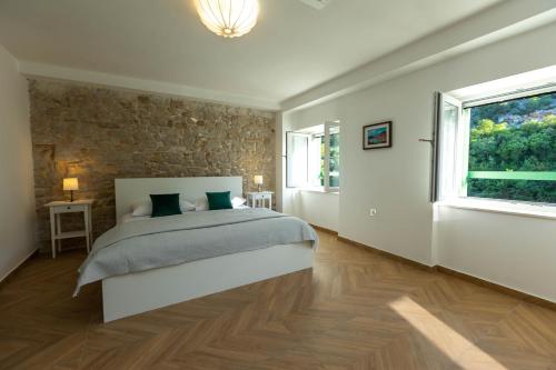 Postel nebo postele na pokoji v ubytování Seafront Stone House Sajbel